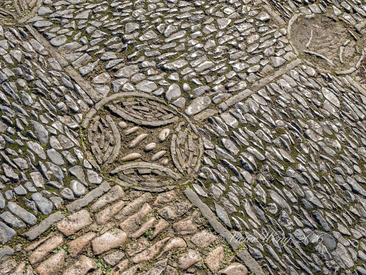 Aménagement extérieur avec pose de pavés et finition de sol.