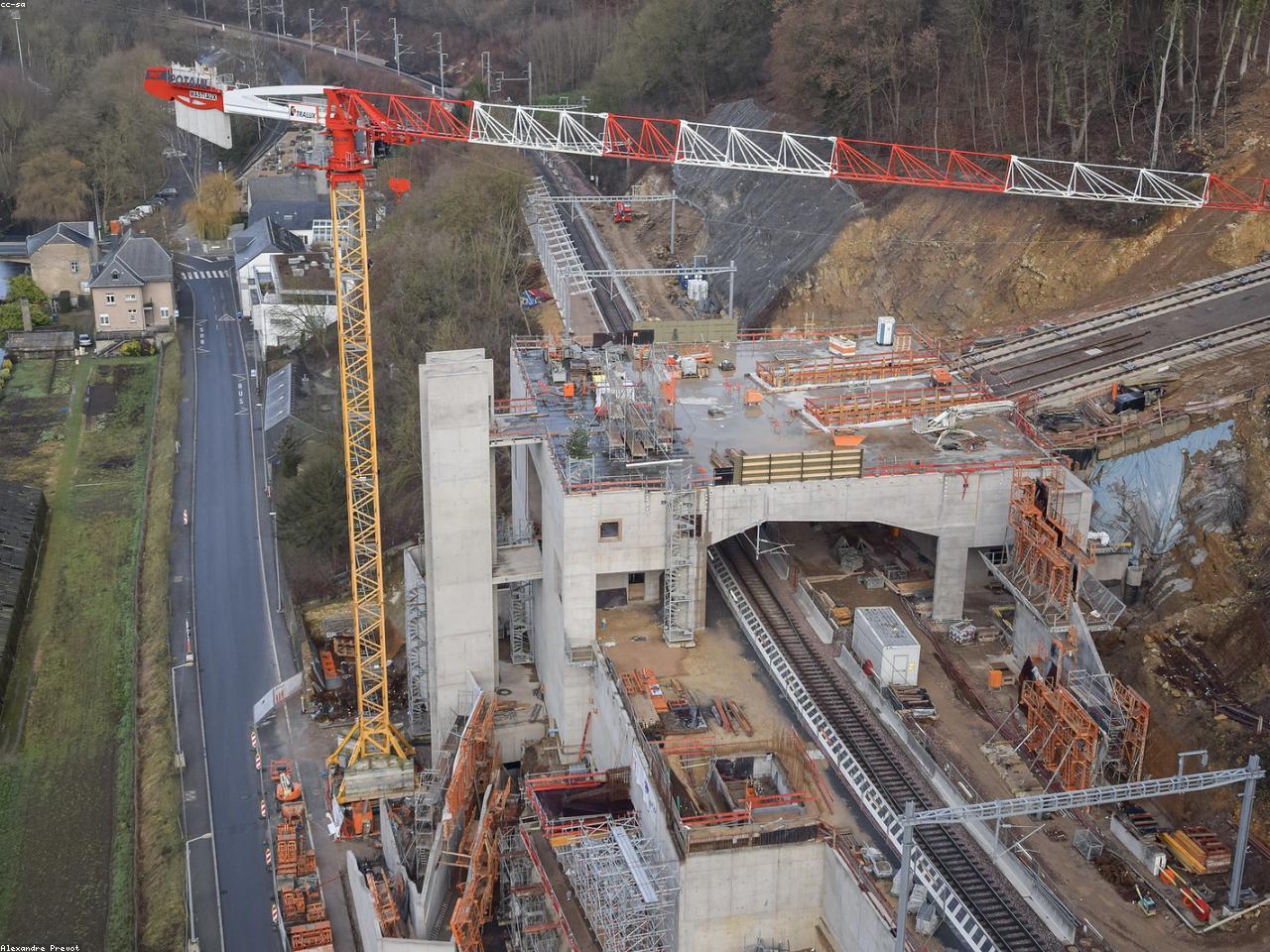 Chantier de construction avec structure métallique et équipements de chantier.
