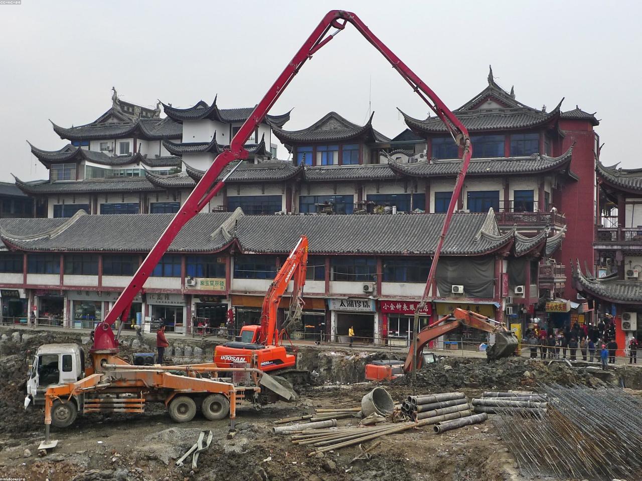 Opération de bétonnage sur chantier avec finition de surface.