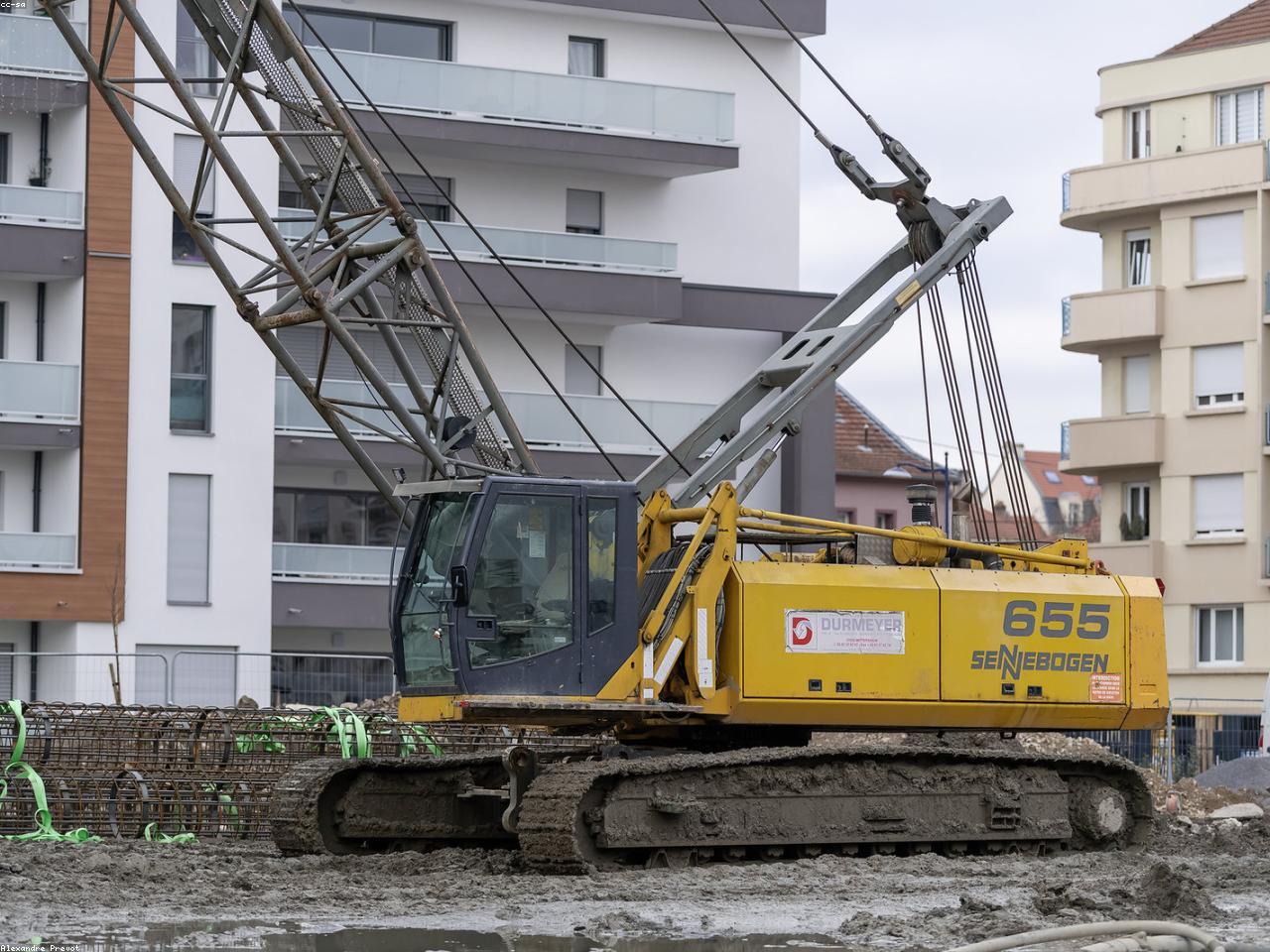 Excavation de chantier et préparation des fondations.