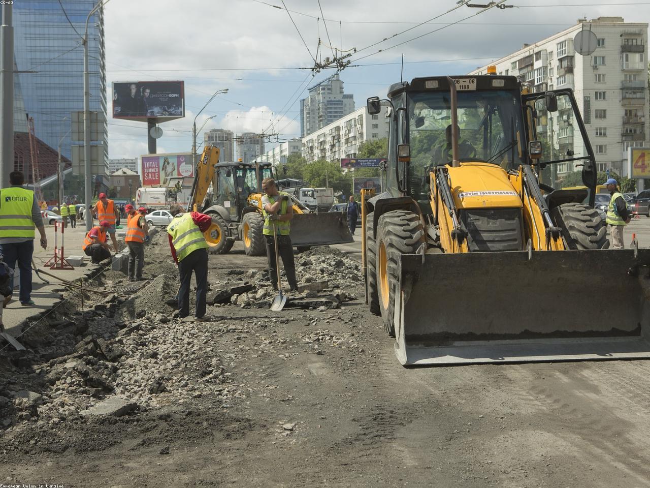 Travaux de voirie avec compactage sur terrain préparé.